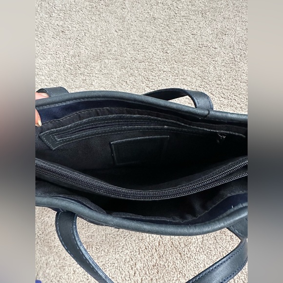 Authentic Navy Coach shoulder bag. - Picture 10 of 13
